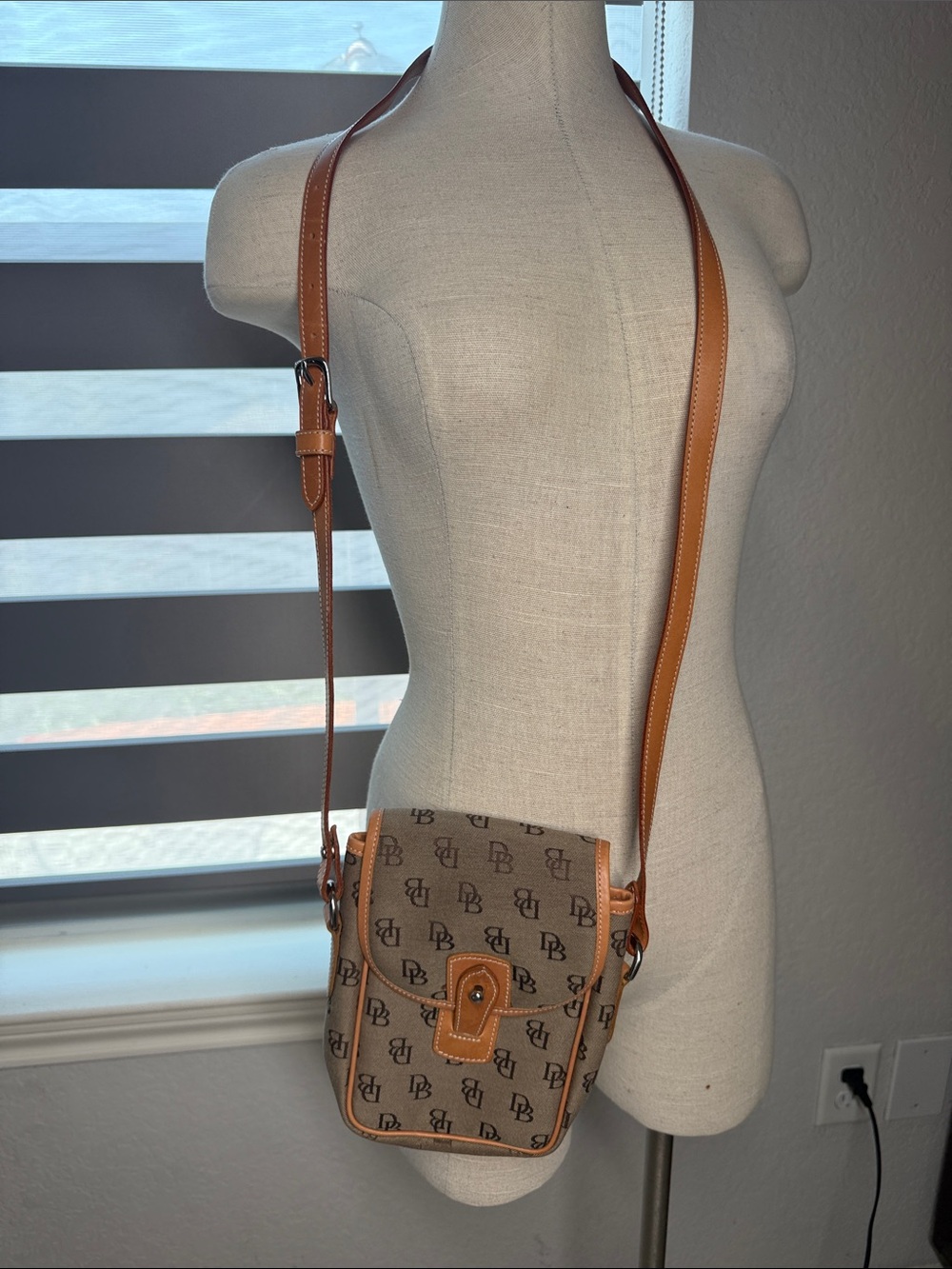 Vintage Dooney & Bourke crossbody purse